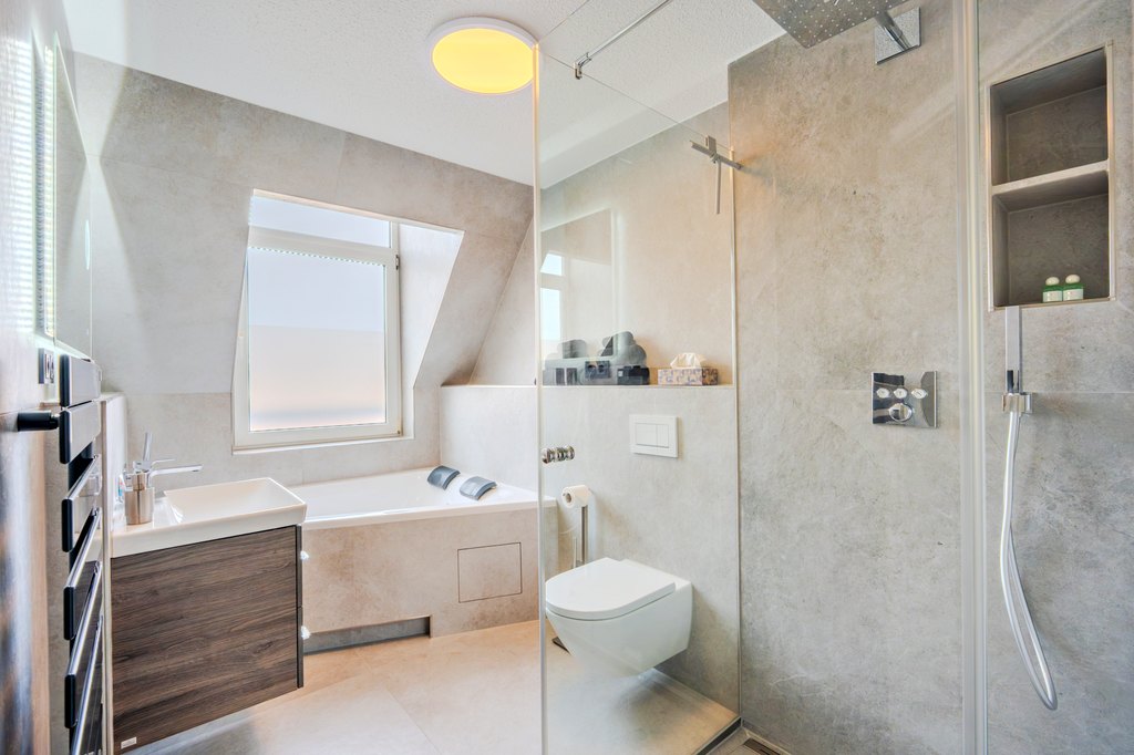 Badezimmer mit Badewanne, ebenerdiger Dusche und Dachfenster