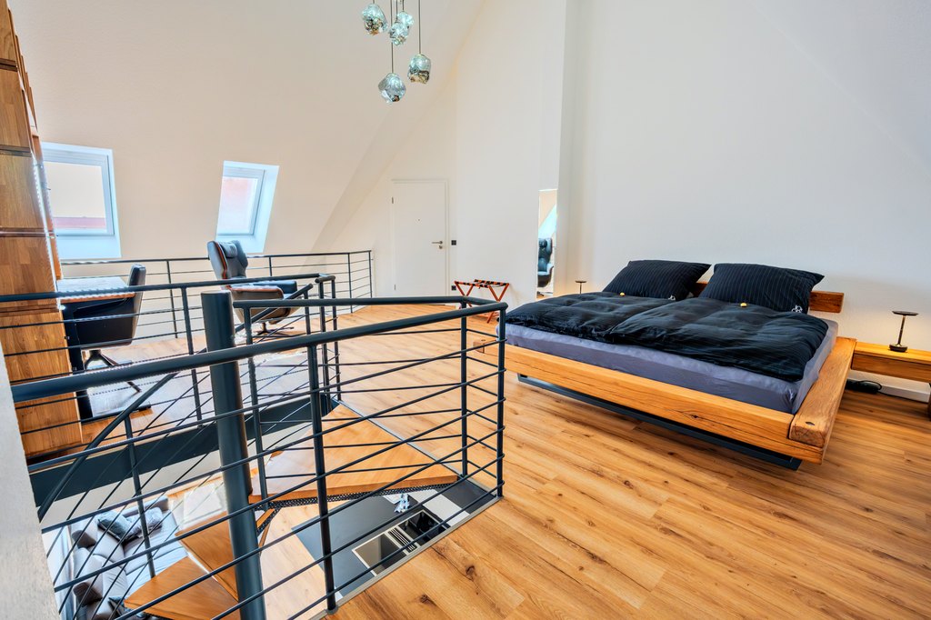 Schlafzimmer unter dem Dach mit Galerie